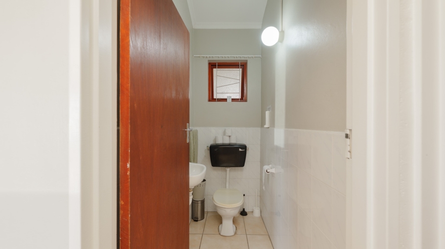 5 Bedroom Property for Sale in Struisbaai Western Cape